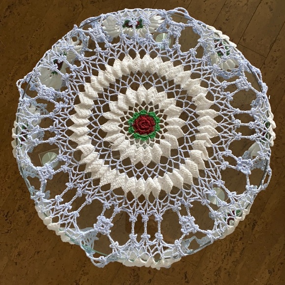 Handmade crochet large doilies - Picture 3 of 13